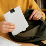 Come raggruppare fogli e appunti sciolti nello zaino? La soluzione veloce per studenti distratti